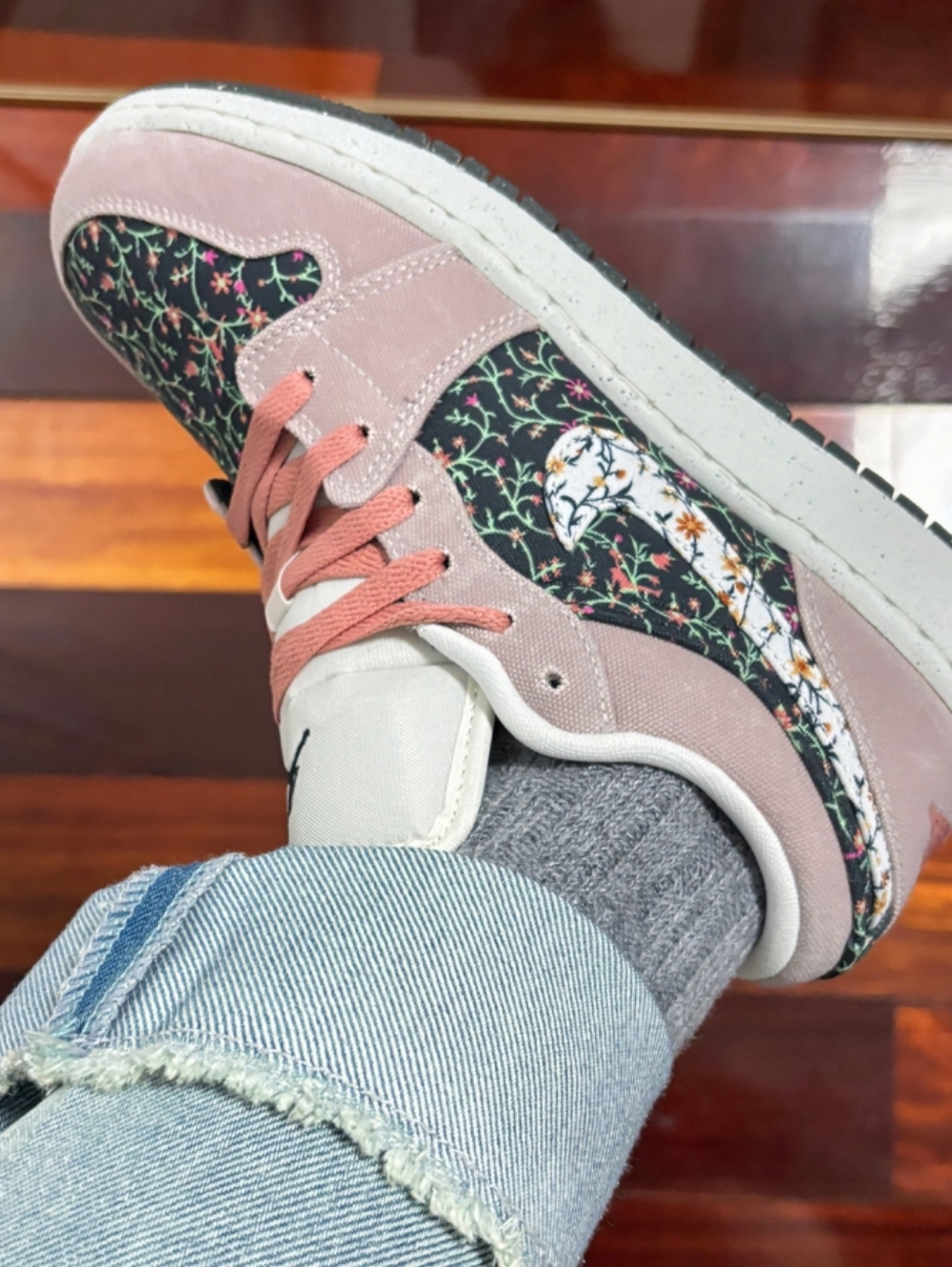 Women's Air Jordan 1 Low SE 'Floral' - Picture 4 of 16